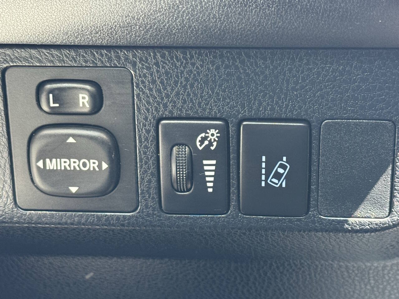 Used 2018 Toyota RAV4 LE AWD/4WD image 53
