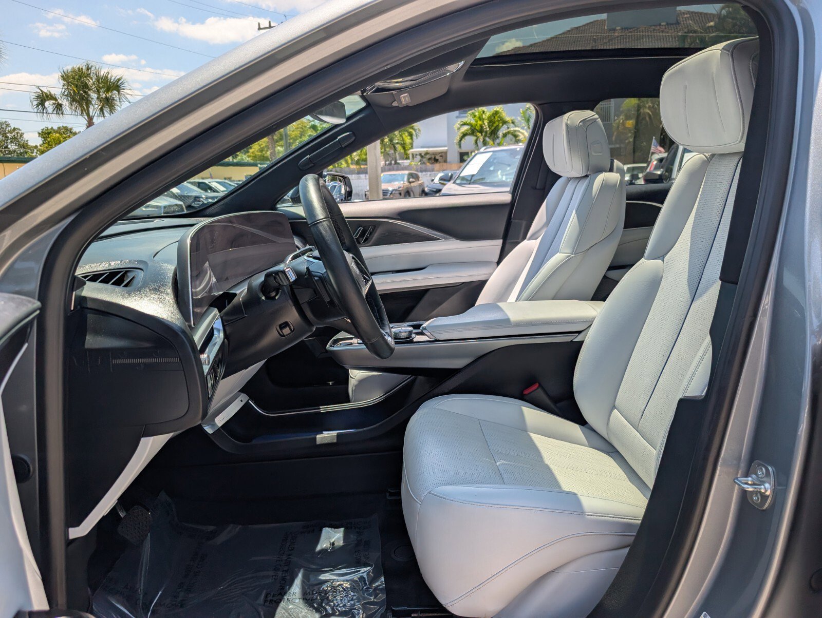 Used 2024 Cadillac Lyriq Luxury w/ LPO, Floor Liner Package RWD image 9