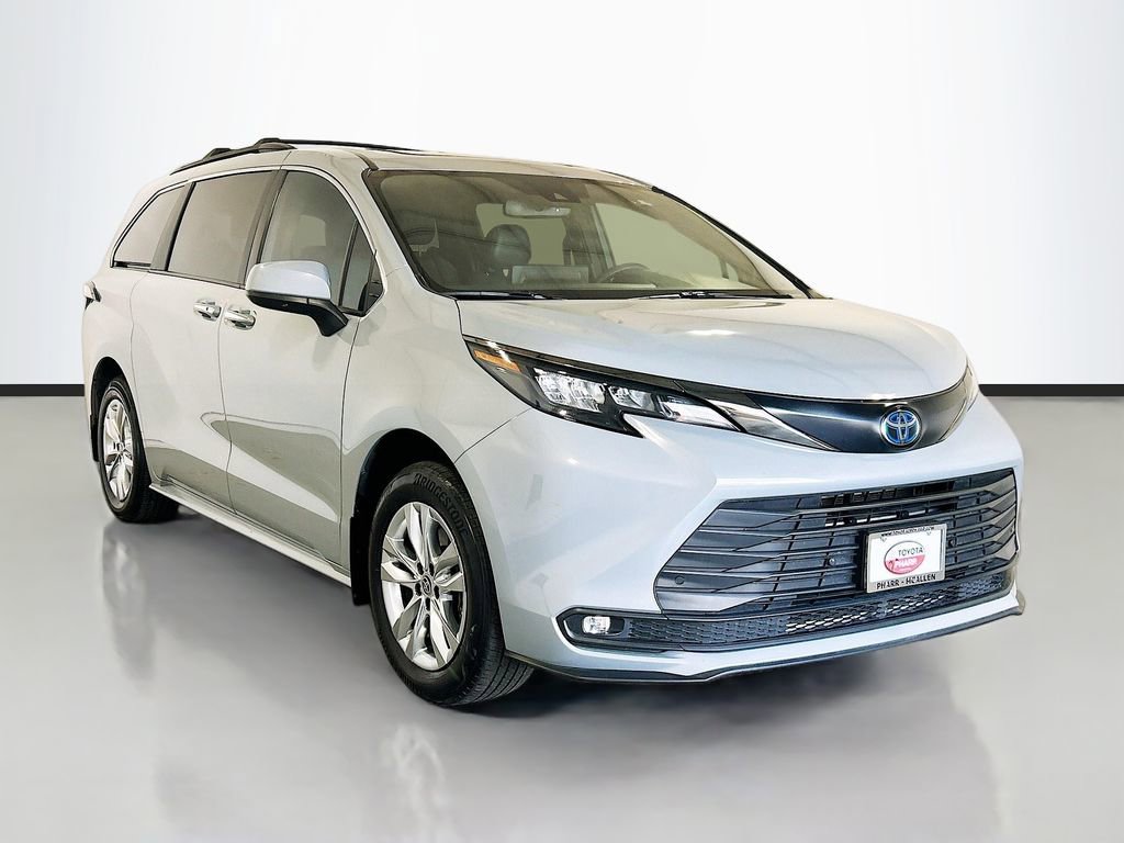 Used 2023 Toyota Sienna XLE Woodland Edition image 3