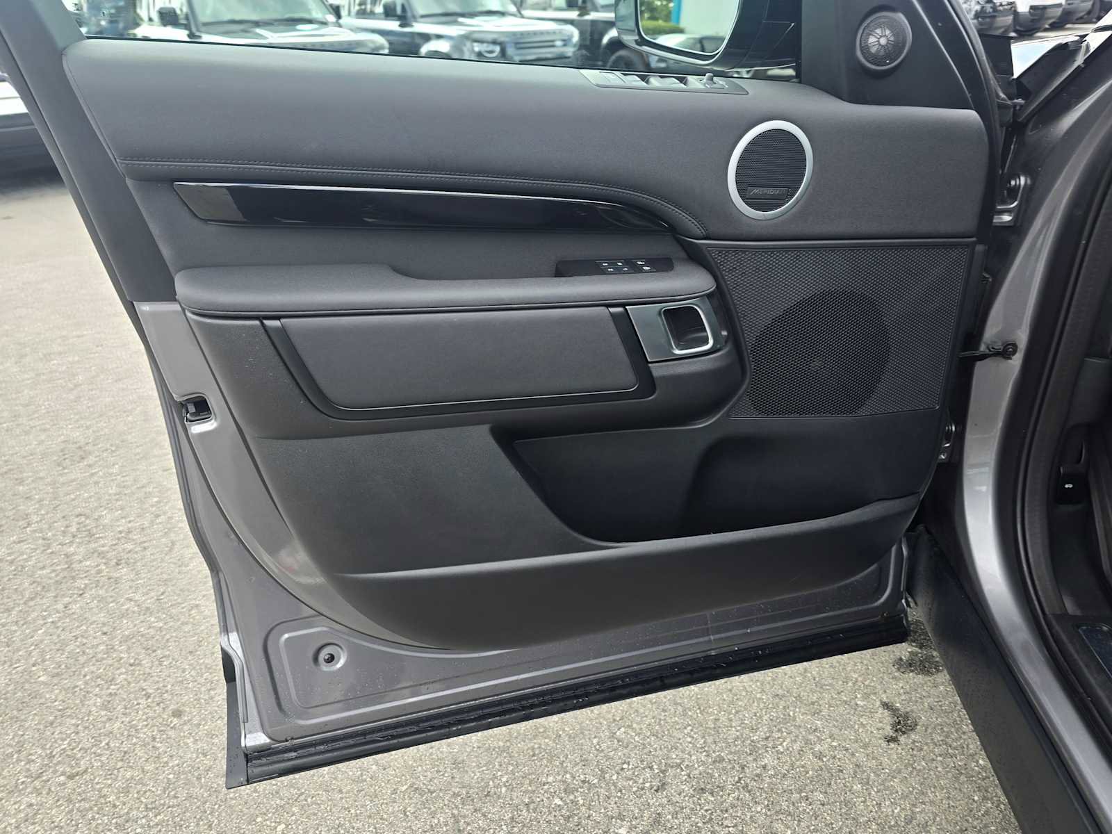 Used 2025 Land Rover Discovery S image 24