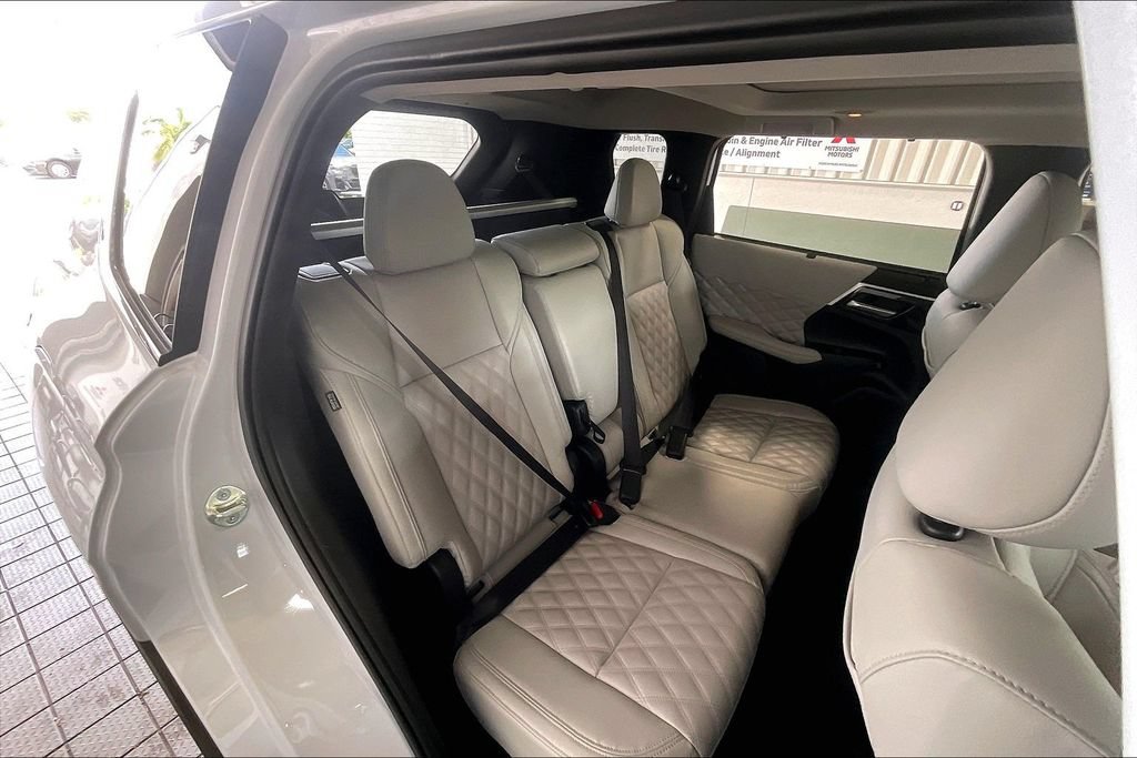 Used 2024 Mitsubishi Outlander SEL AWD/4WD image 16