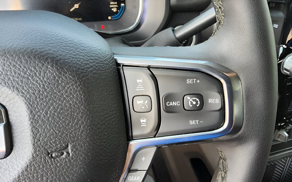 Used 2025 RAM 3500 Laramie AWD/4WD image 18