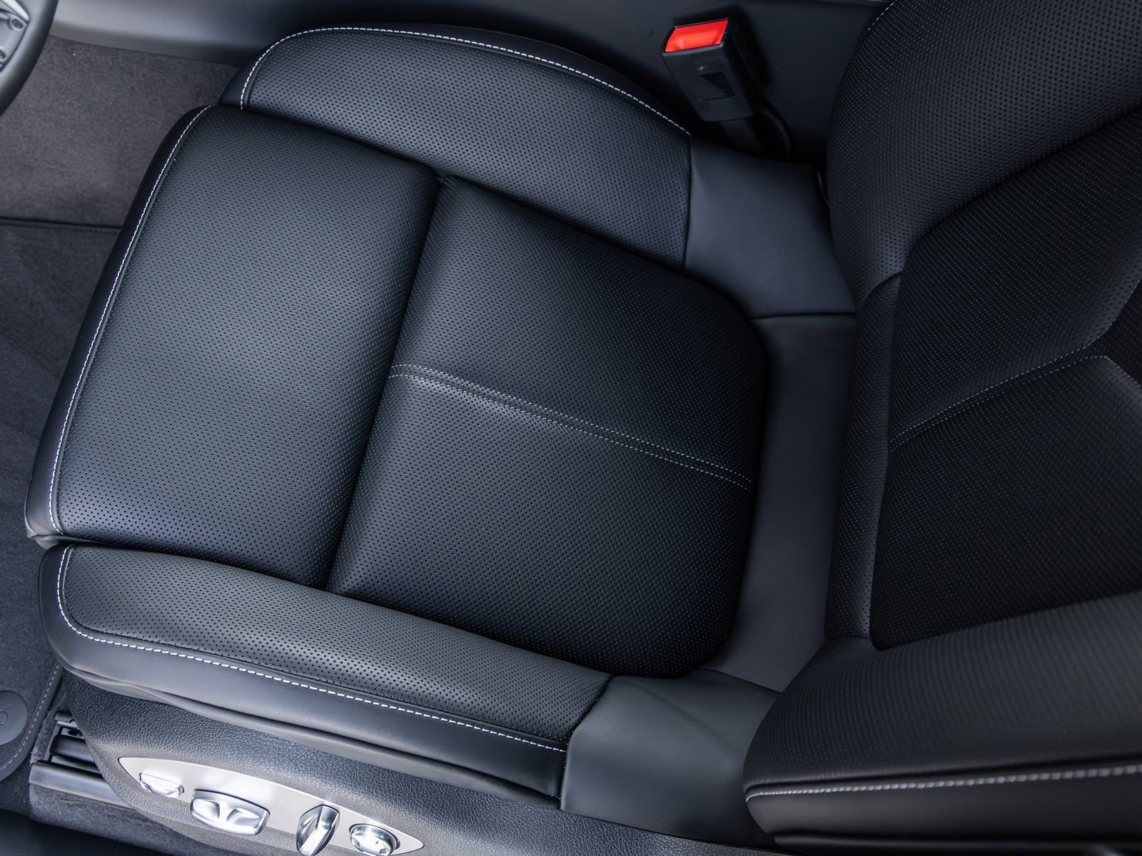 New 2026 Porsche Macan Turbo image 27