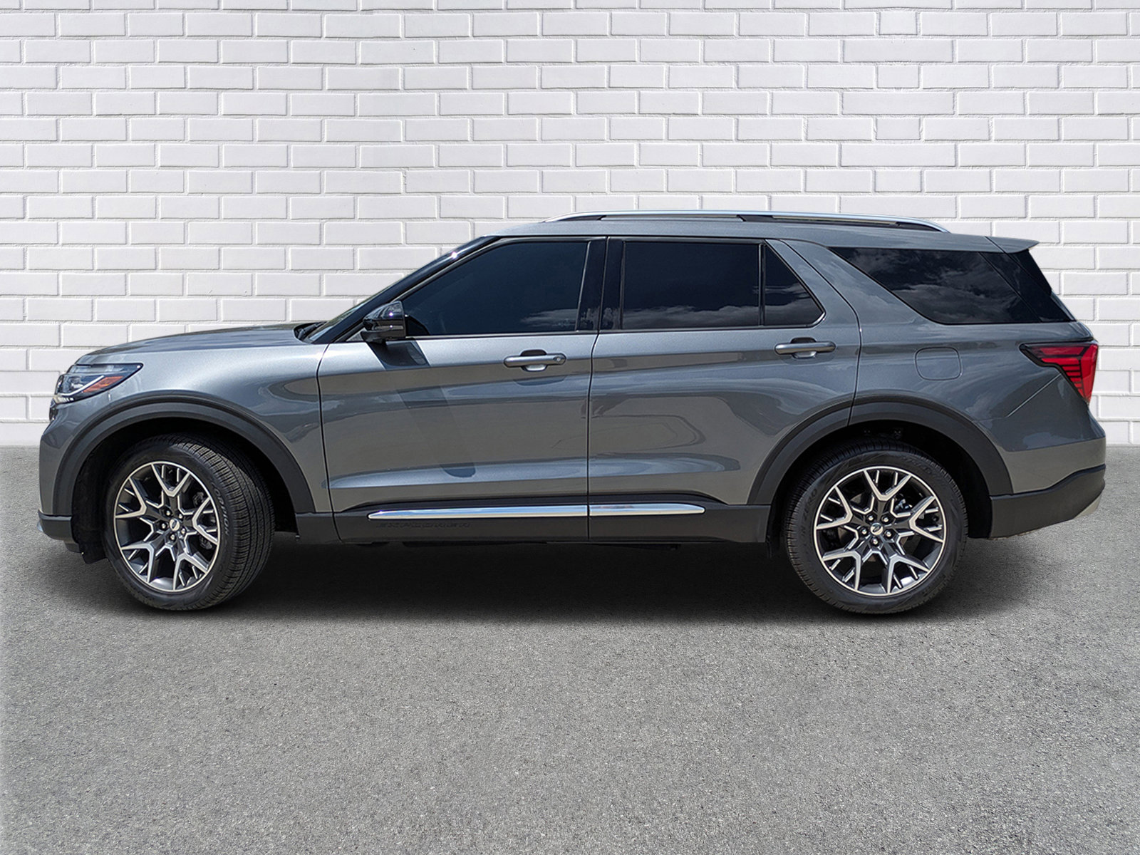 Used 2025 Ford Explorer Platinum w/ Ultimate Package AWD/4WD image 2