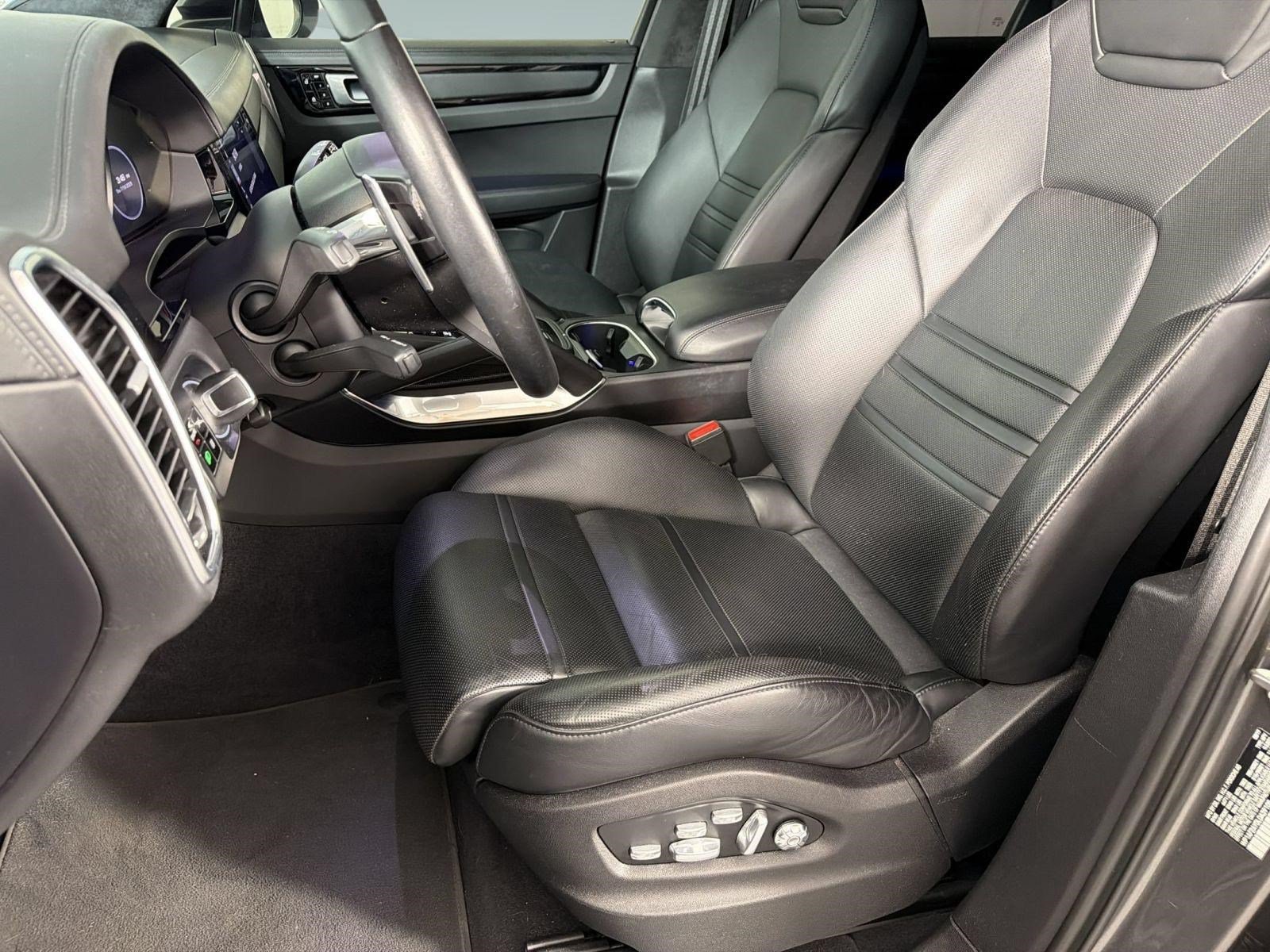 Certified 2020 Porsche Cayenne Turbo AWD/4WD image 5