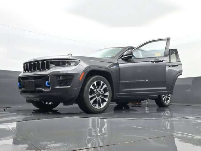 Used 2022 Jeep Grand Cherokee Overland w/ Luxury Tech Group IV AWD/4WD image 36