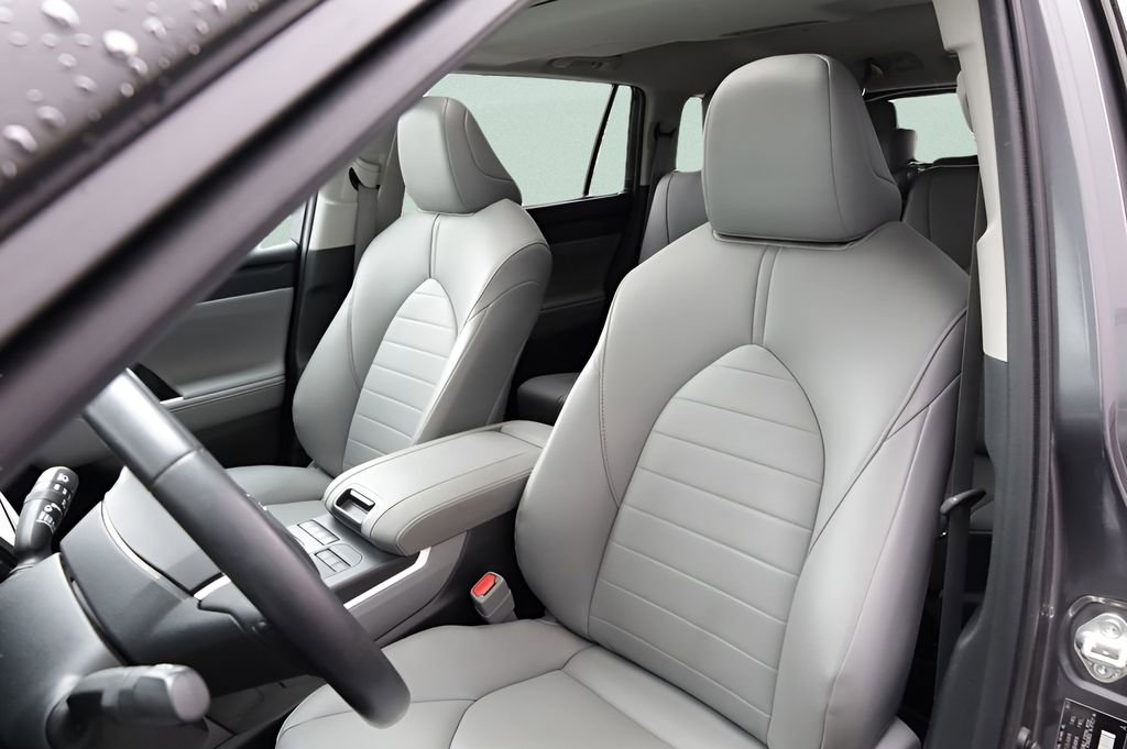 Used 2021 Toyota Highlander XLE image 19