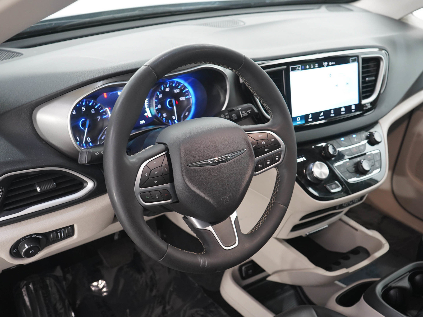 Used 2023 Chrysler Pacifica Touring-L FWD image 23