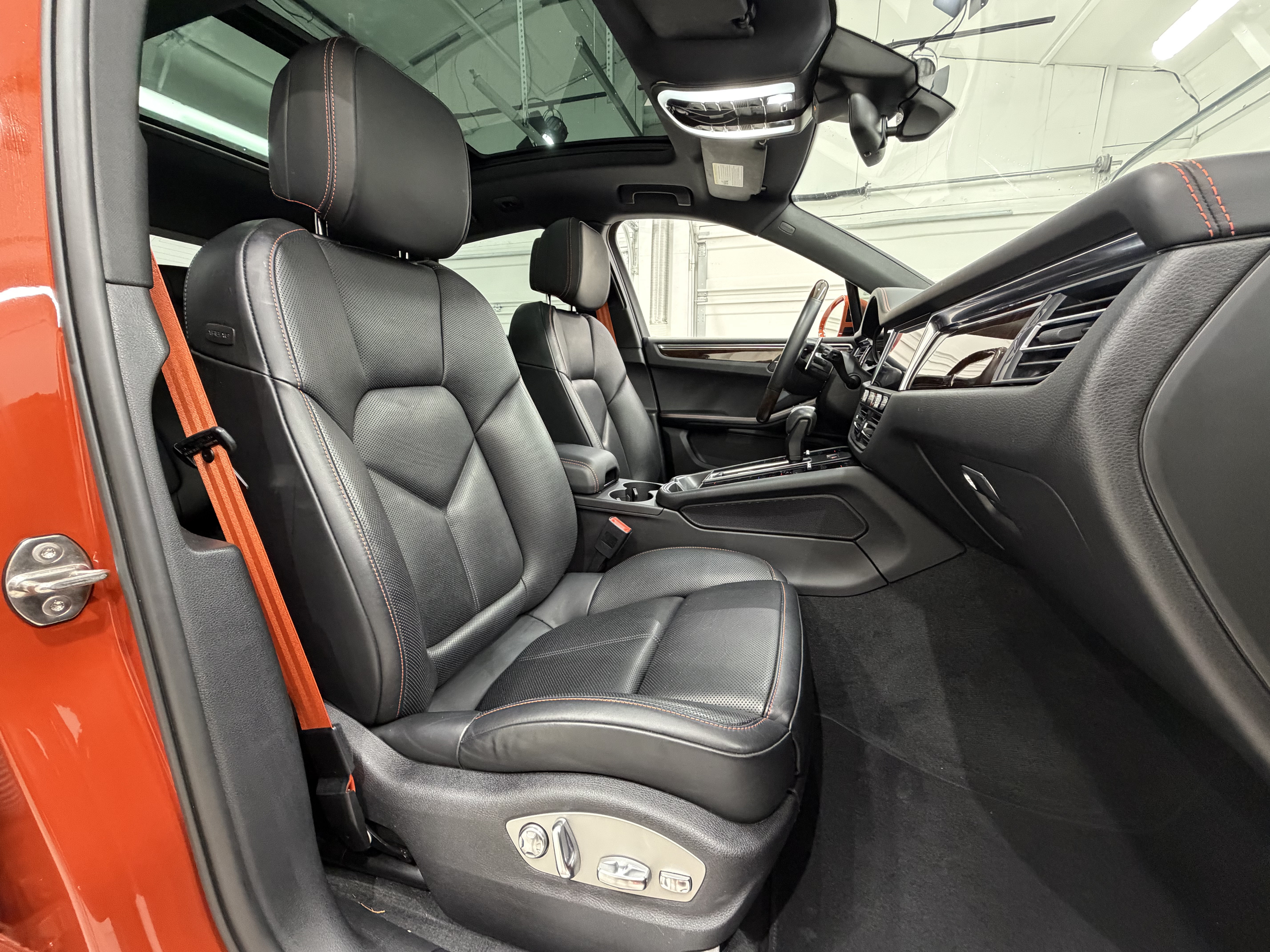Certified 2024 Porsche Macan S AWD/4WD image 23