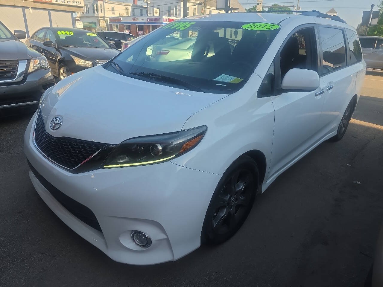 Used 2015 Toyota Sienna SE FWD image 4