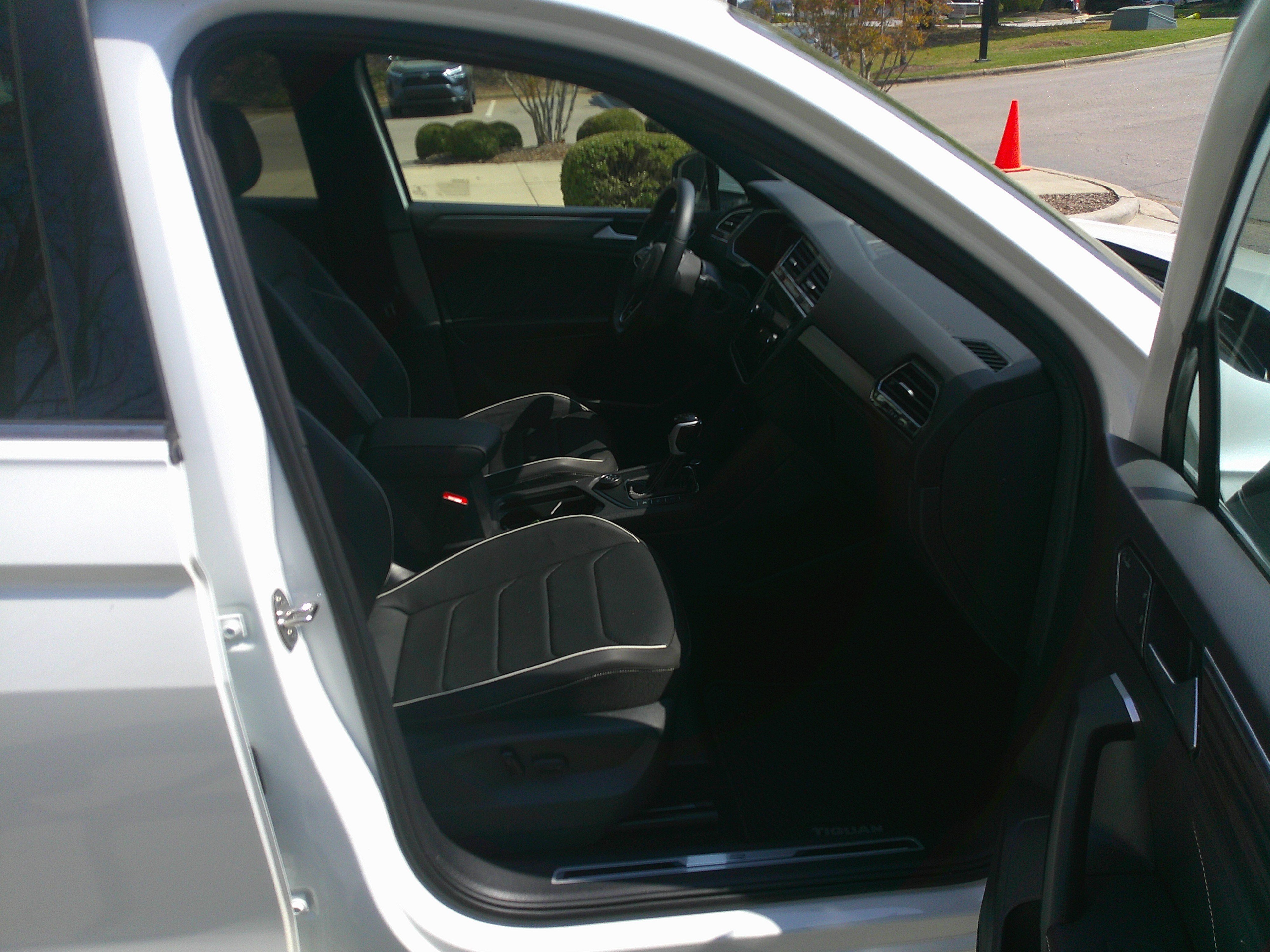 Used 2024 Volkswagen Tiguan SEL R-Line image 34