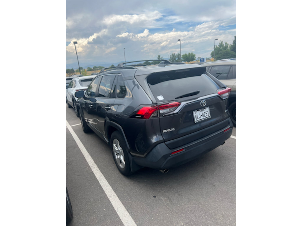 Used 2020 Toyota RAV4 XLE w/ Convenience Package FWD image 2