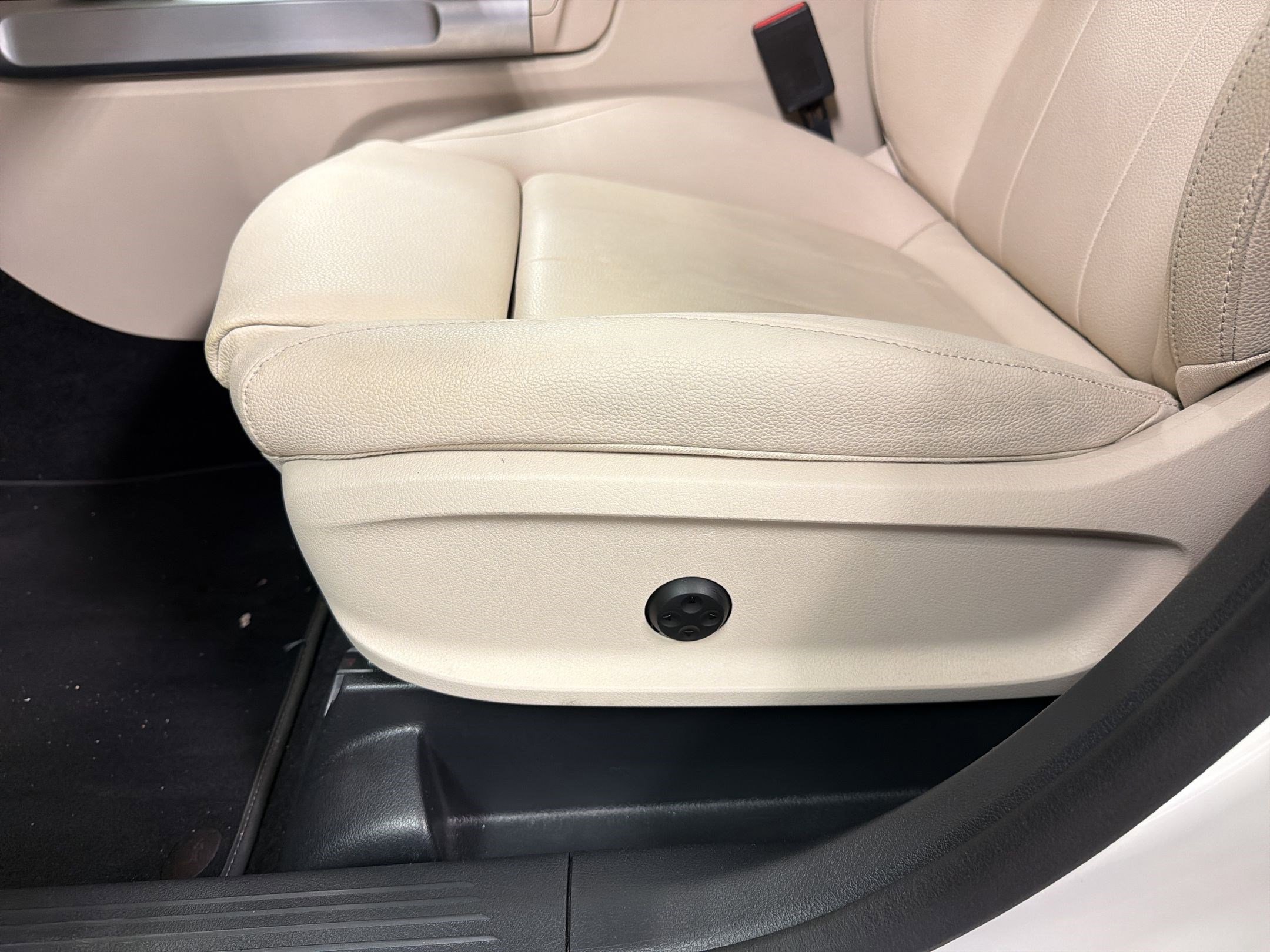 Used 2025 Mercedes-Benz GLB 250 image 13