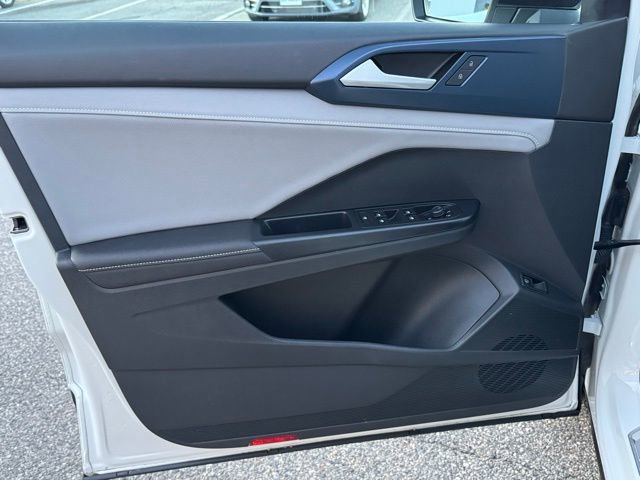 Certified 2024 Volkswagen Taos SE w/ Panoramic Sunroof Package image 32