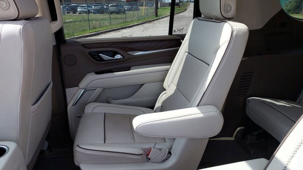 Used 2022 GMC Yukon XL Denali w/ Denali Premium Package image 24