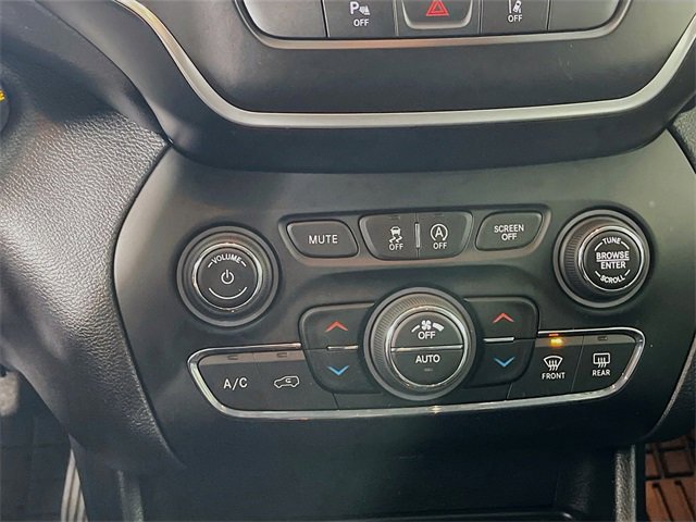 Used 2020 Jeep Cherokee Latitude Plus w/ Cold Weather Group image 16