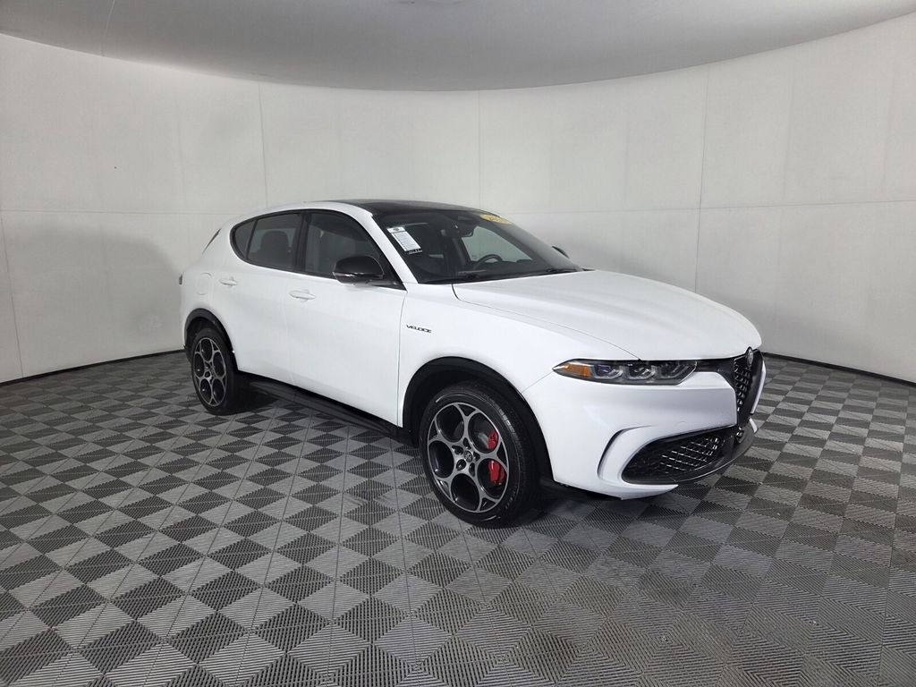Used 2025 Alfa Romeo Tonale w/ Premium Package AWD/4WD image 2