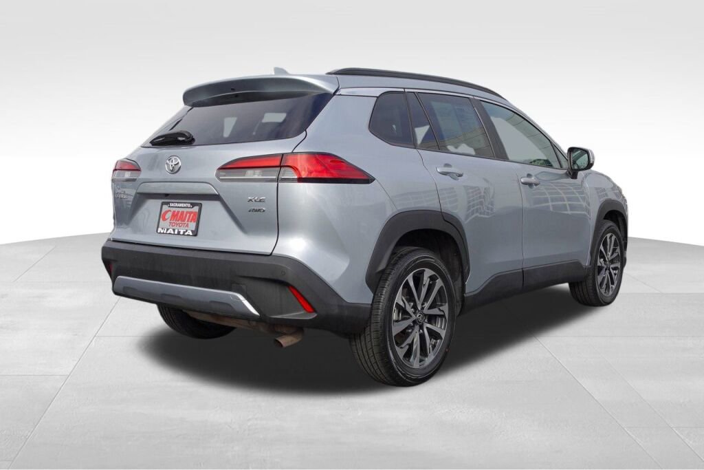 Used 2024 Toyota Corolla Cross XLE image 3