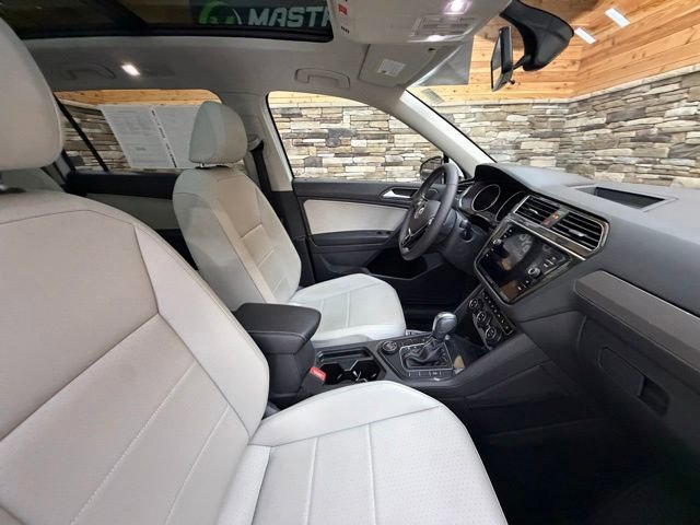 Used 2021 Volkswagen Tiguan SE w/ Panoramic Sunroof Package AWD/4WD image 14
