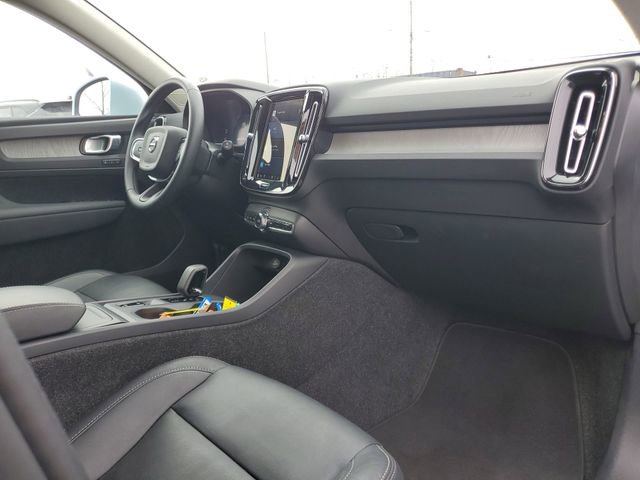 Used 2025 Volvo XC40 B5 Core image 28