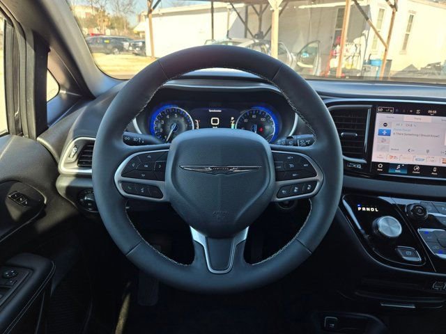 Used 2025 Chrysler Pacifica Select image 20