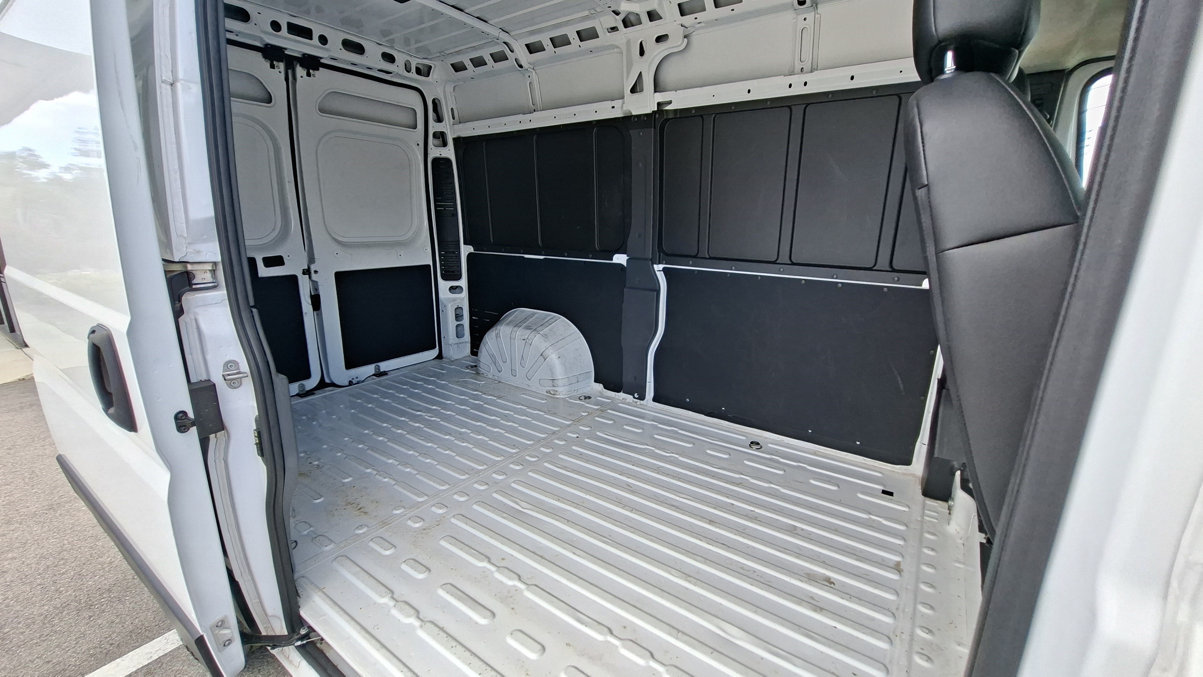 Used 2025 RAM ProMaster 2500 w/ Convenience Group FWD image 20