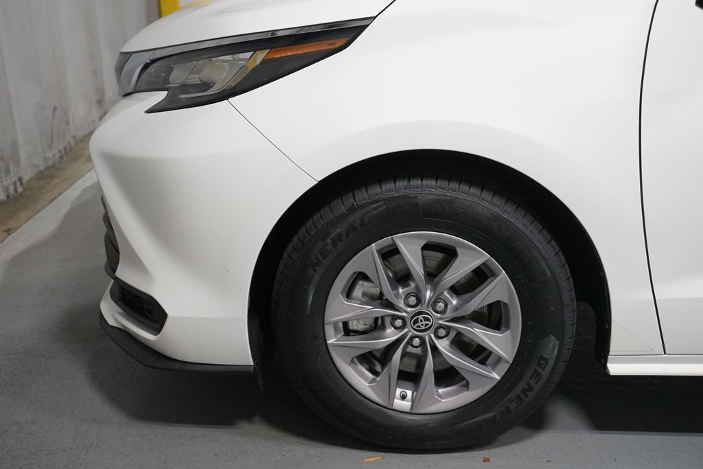 Certified 2023 Toyota Sienna LE FWD image 5
