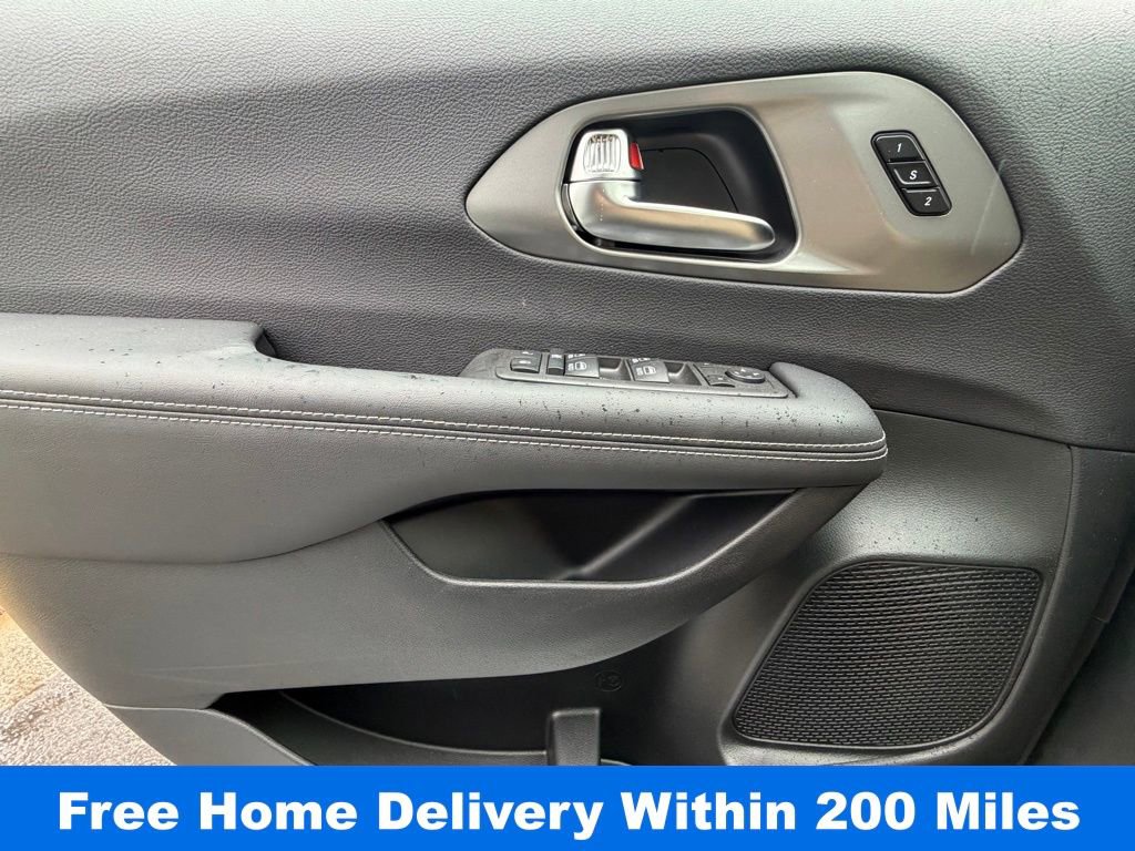 Used 2026 Chrysler Pacifica Select image 32