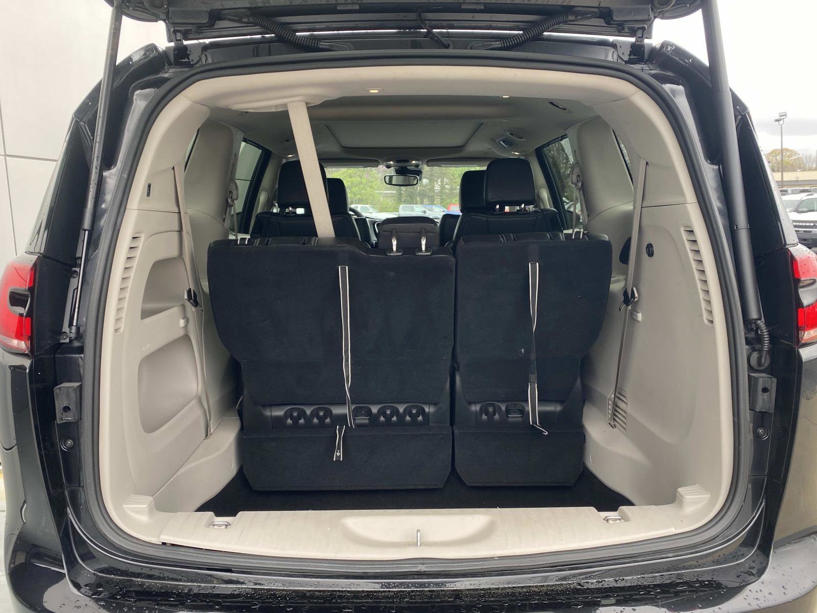 Used 2023 Chrysler Pacifica Touring-L image 7