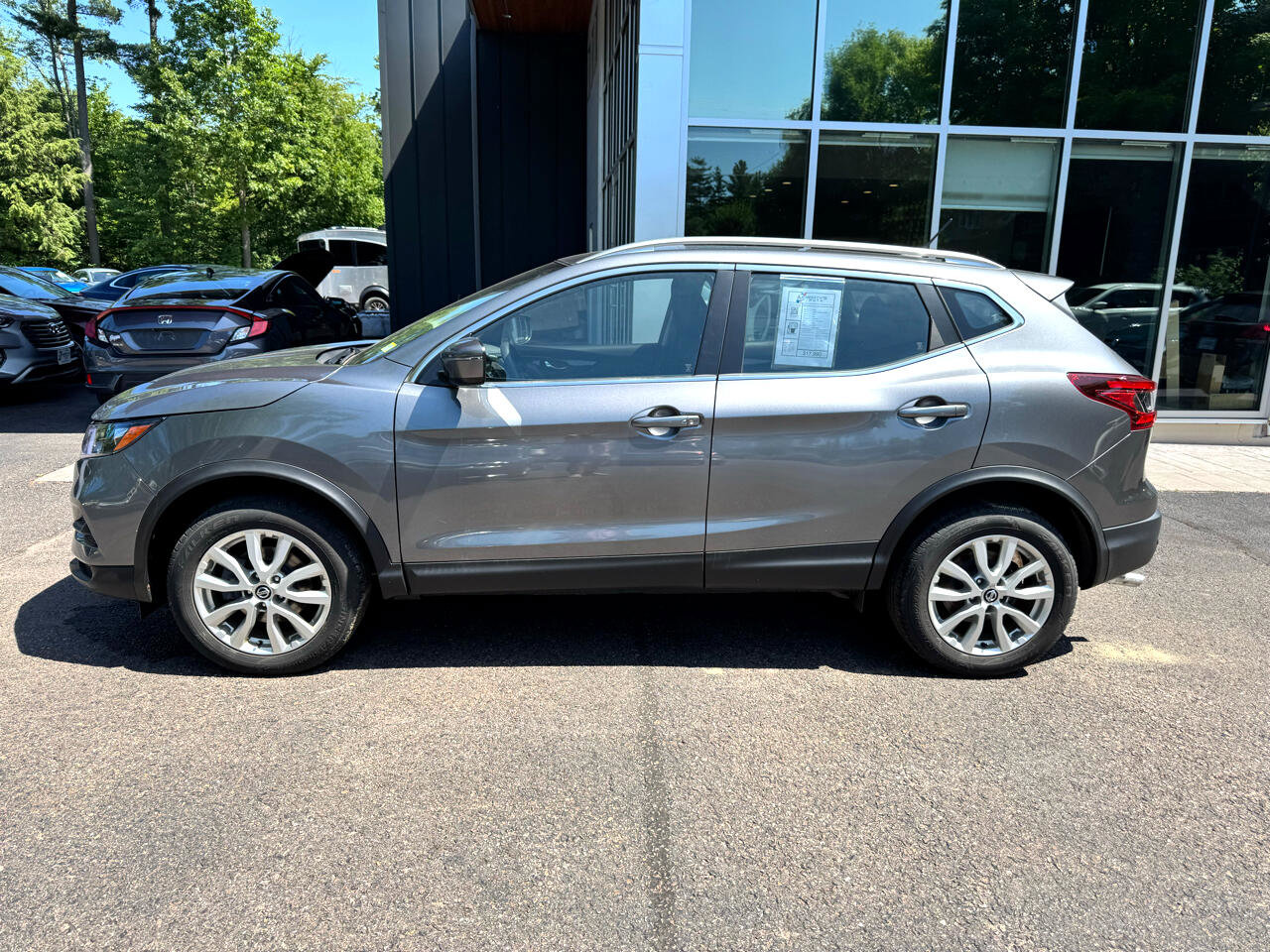 Used 2020 Nissan Rogue Sport SV image 2