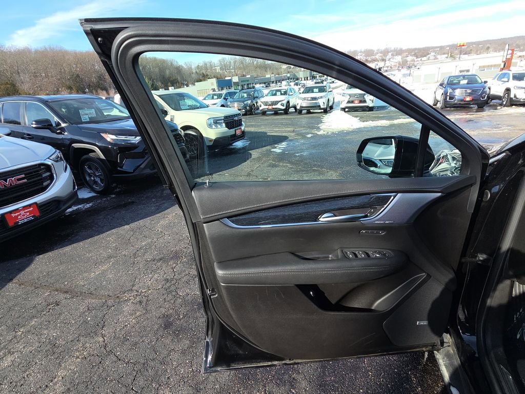 Used 2025 Cadillac XT5 Premium Luxury image 12