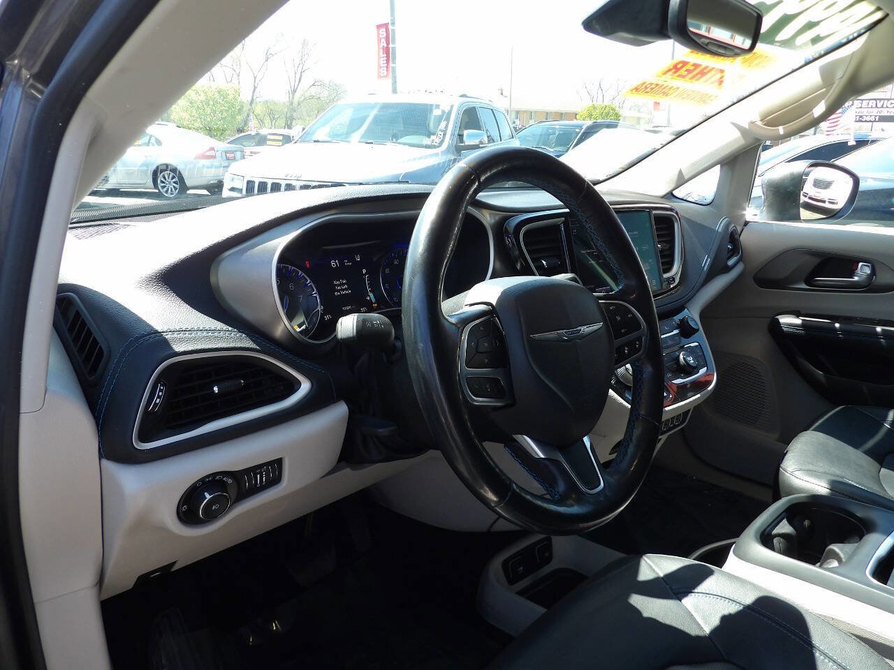 Used 2021 Chrysler Pacifica Touring-L FWD image 7