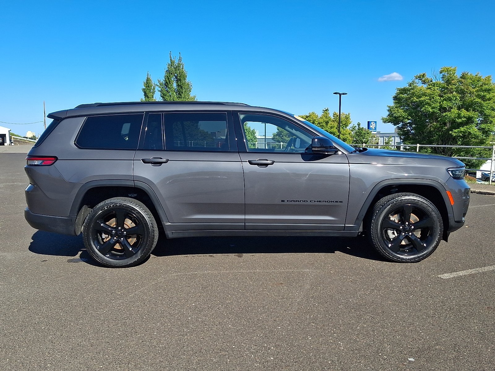 Certified 2023 Jeep Grand Cherokee L Altitude AWD/4WD image 7
