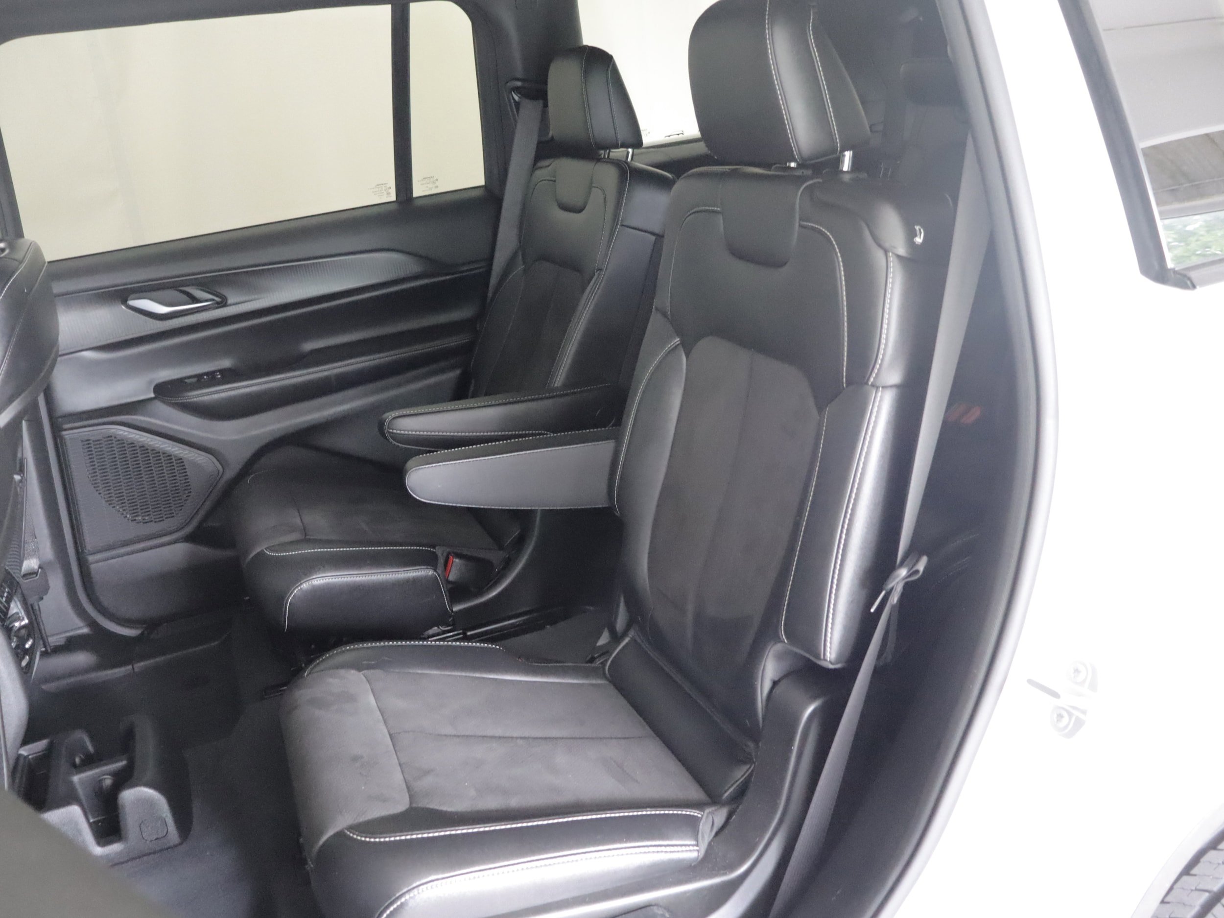 Used 2023 Jeep Grand Cherokee L Laredo AWD/4WD image 8