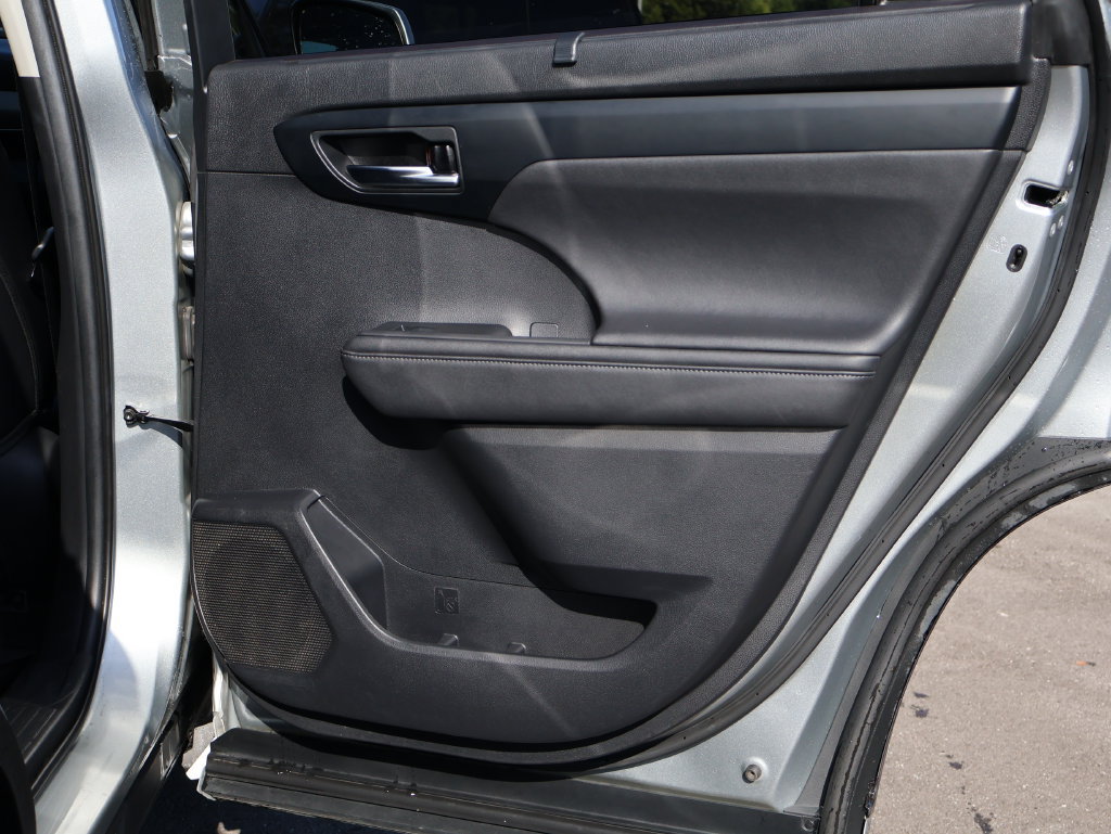 Used 2020 Toyota Highlander XLE AWD/4WD image 15