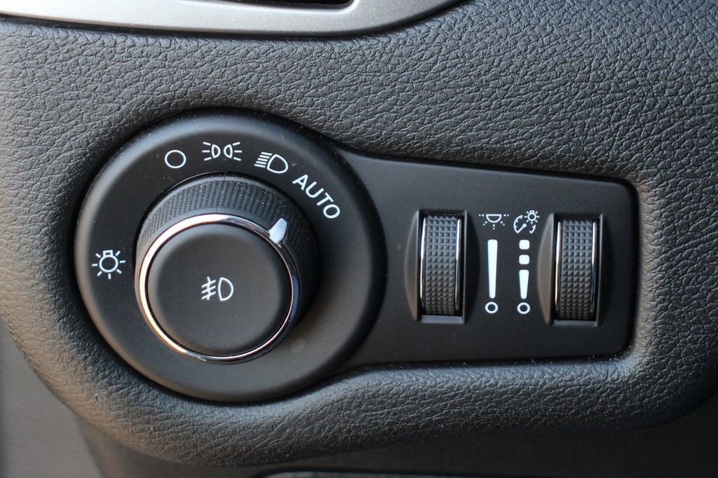 Used 2021 Jeep Cherokee Latitude Lux image 18