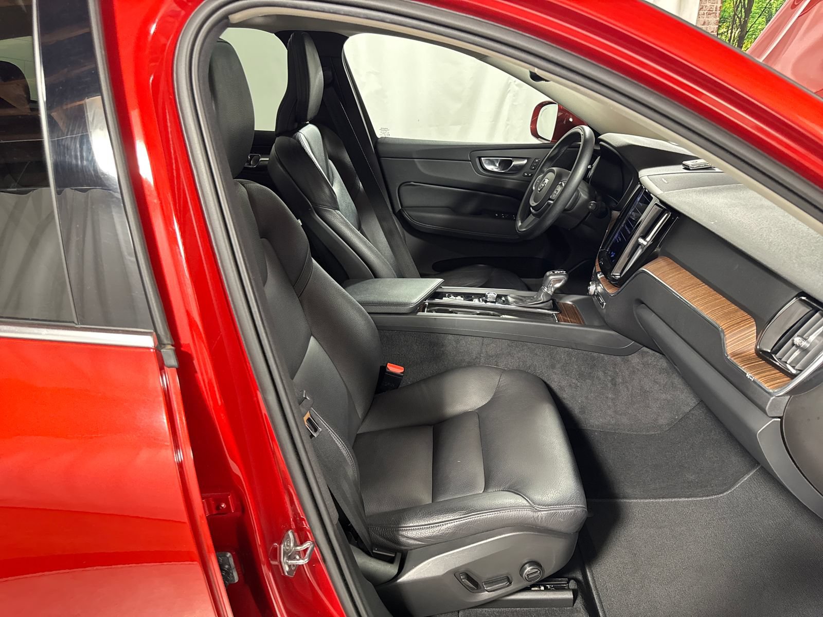 Used 2021 Volvo XC60 T5 Momentum w/ Advanced Package AWD/4WD image 29