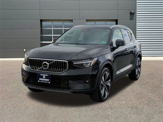 Used 2025 Volvo XC40 B5 Plus image 3