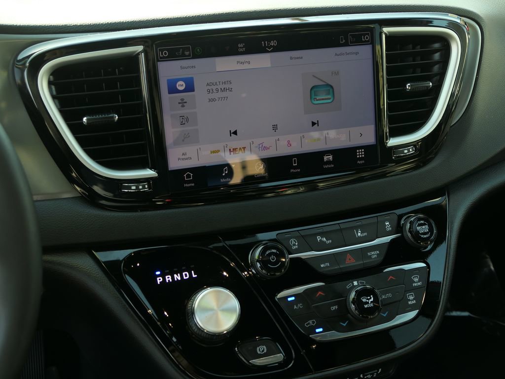 Used 2025 Chrysler Pacifica Select image 16