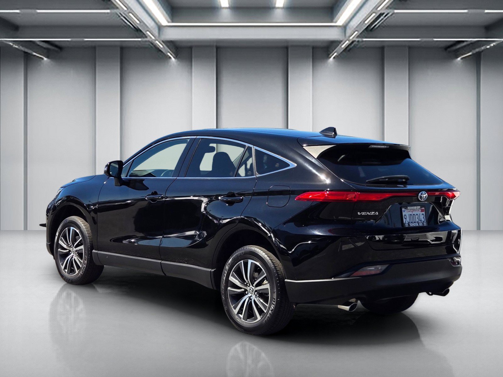 Used 2023 Toyota Venza LE AWD/4WD image 7