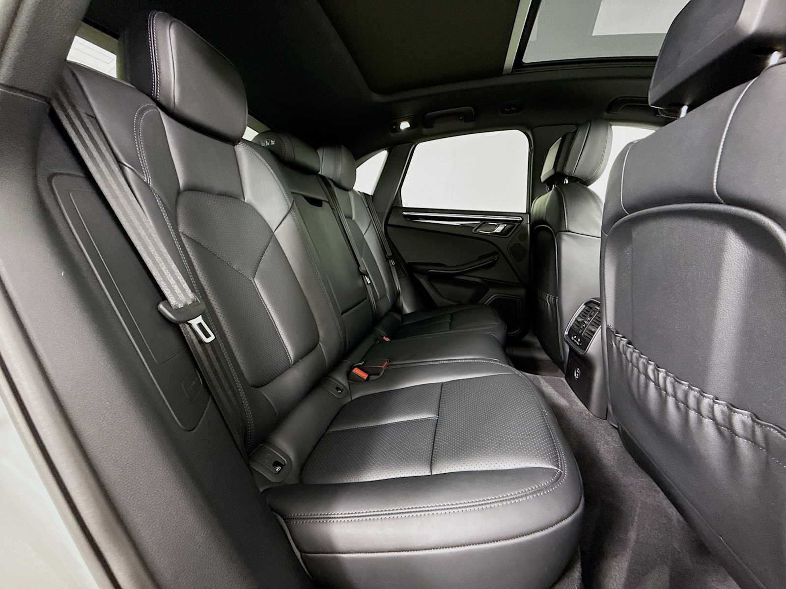 Certified 2025 Porsche Macan T image 29