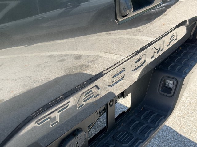 Used 2022 Toyota Tacoma Limited AWD/4WD image 15