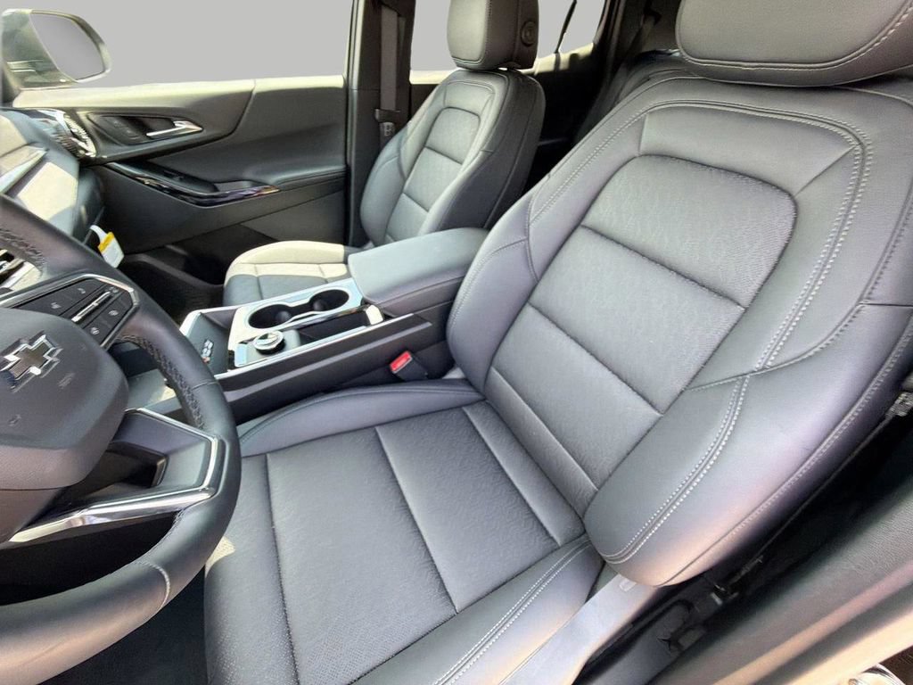 New 2026 Chevrolet Equinox LT w/ Convenience Package II FWD image 17