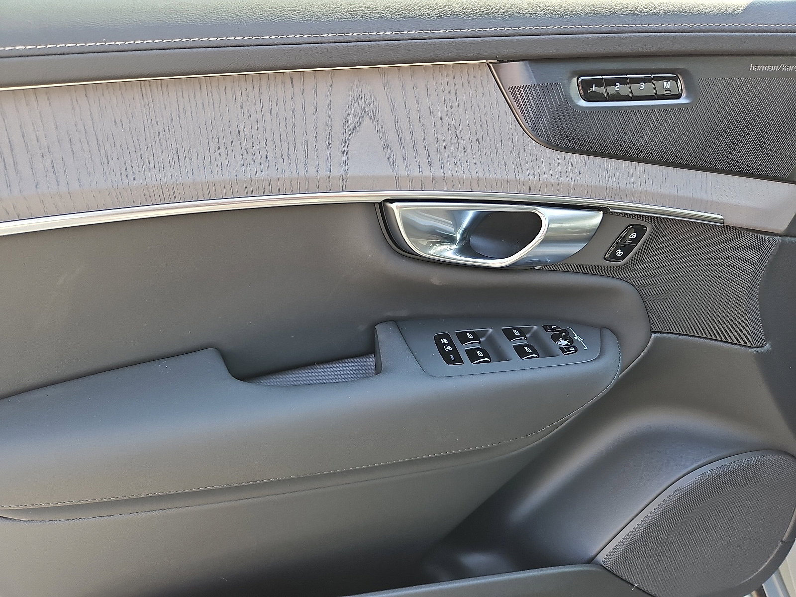 New 2026 Volvo XC90 B6 Ultra w/ Protection Package image 10