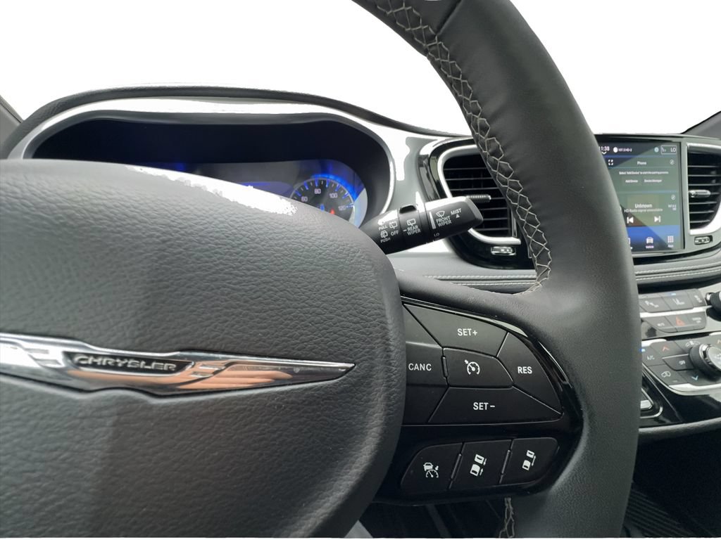 Used 2025 Chrysler Pacifica Limited FWD image 39