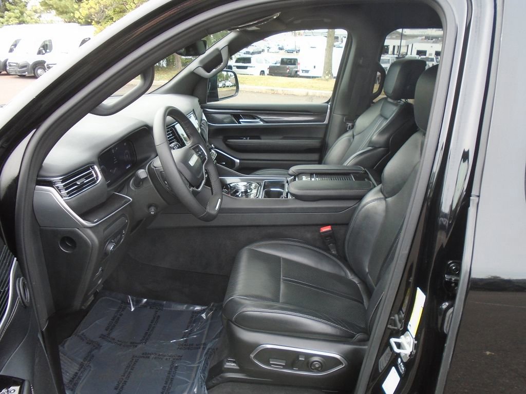 Used 2024 Jeep Wagoneer L Base image 8