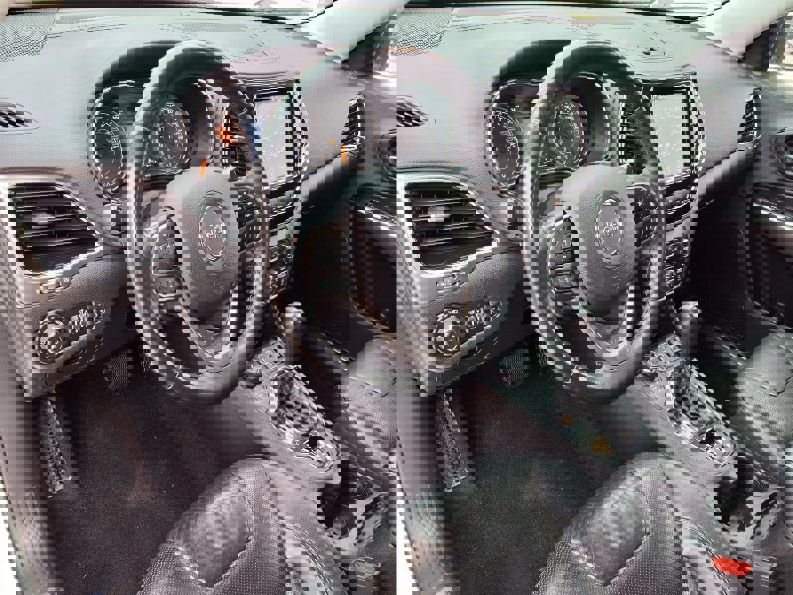 Used 2019 Jeep Cherokee Limited image 13