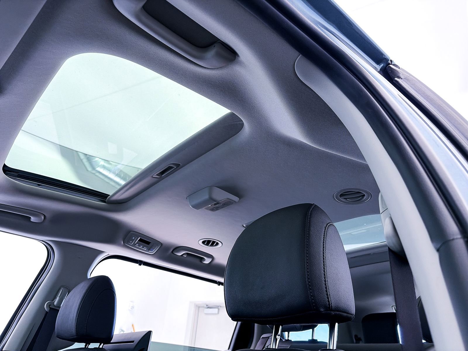 Used 2025 Kia Carnival image 3