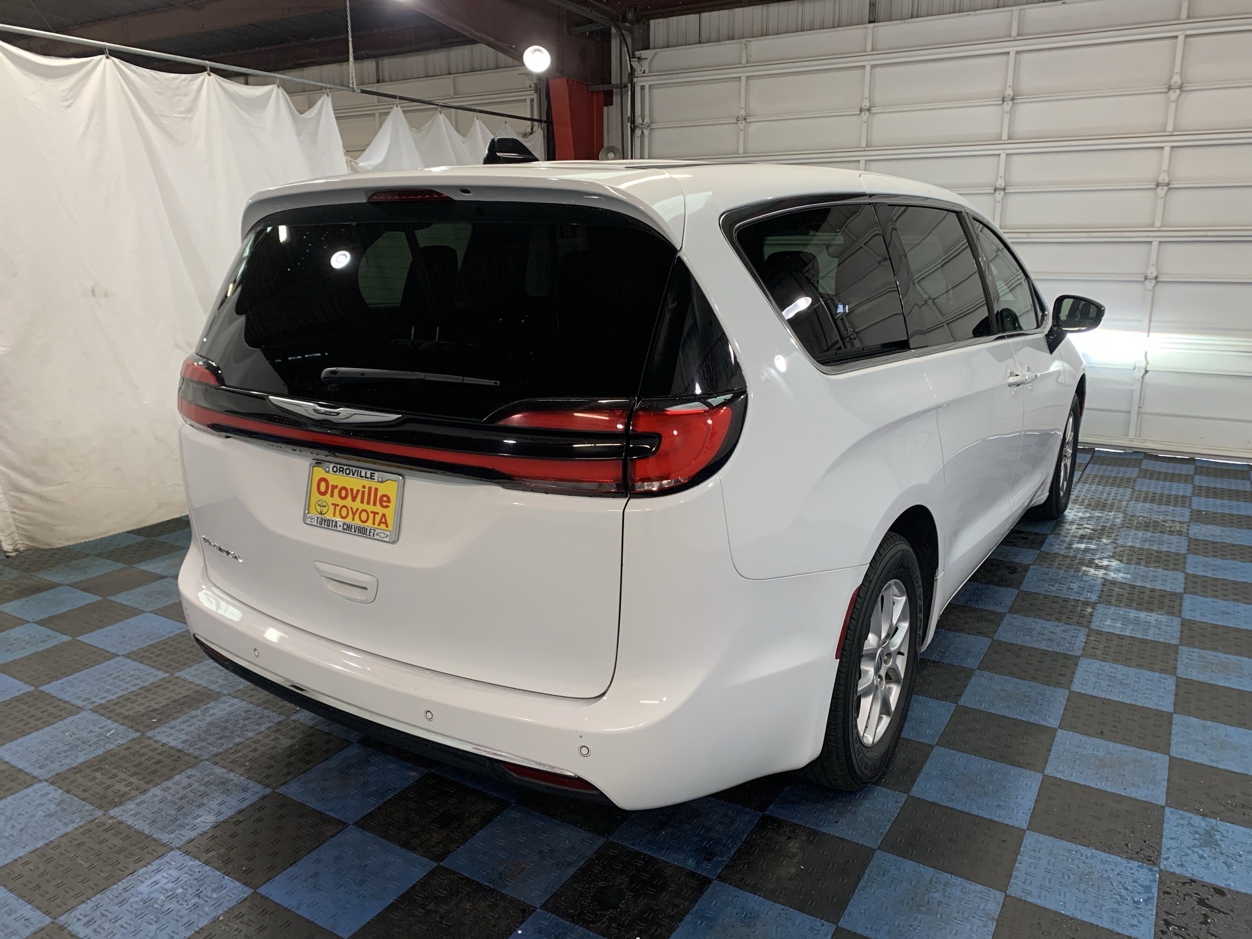 Used 2024 Chrysler Pacifica Touring-L image 5