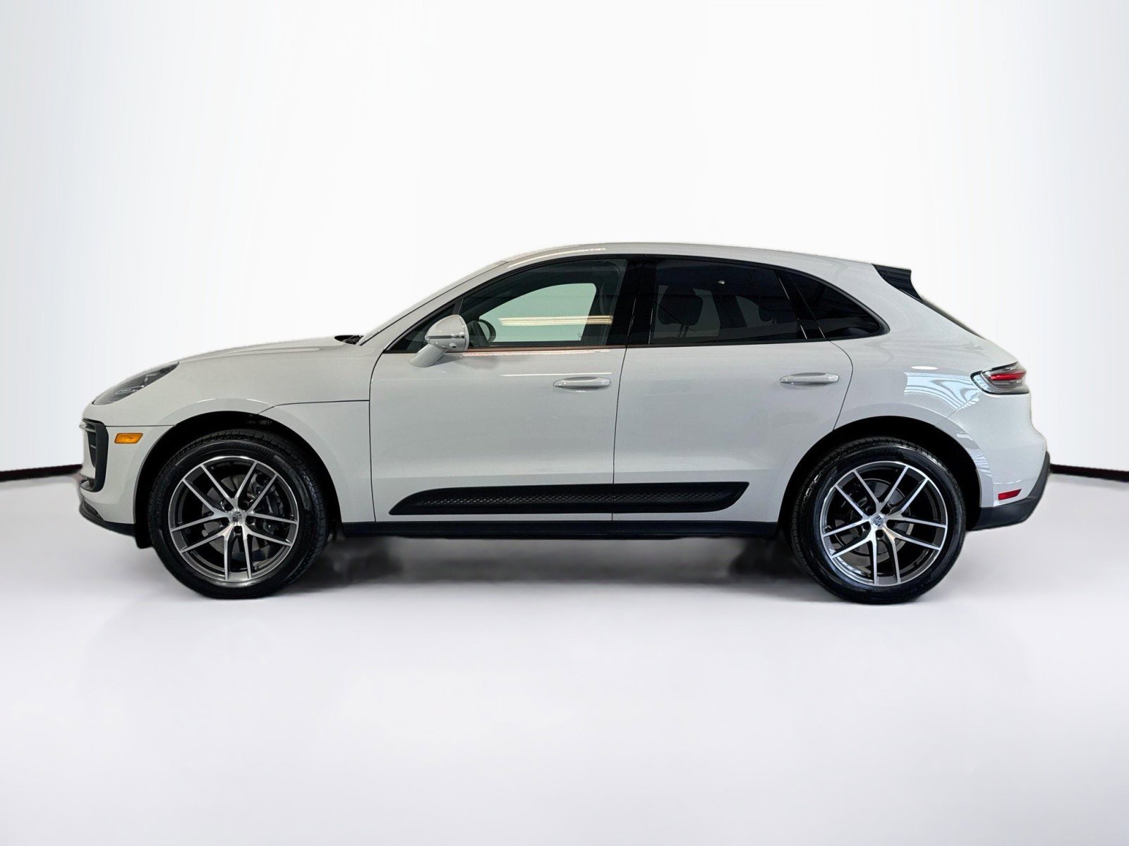 Used 2025 Porsche Macan image 2